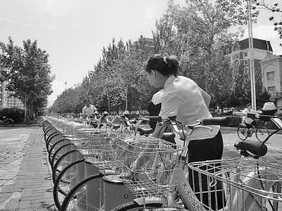 市民刷卡取車(chē)。本報記者